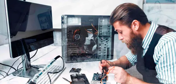 Homem fazendo manutenção nas peças de um computador no escritório